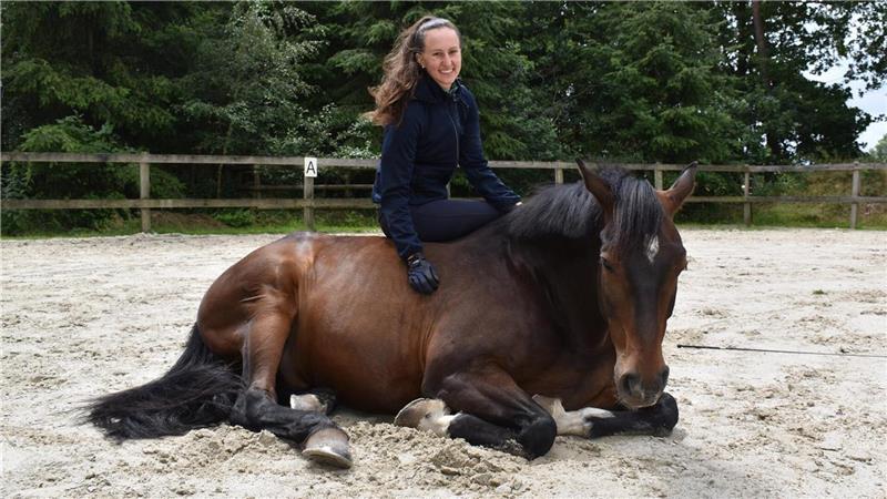 Trotz schweren Reitunfalls: Showreiterin Lisa Röckener feiert Comeback auf dem Pferd Lisa Röckener mit ihrem Pferd Valoo.Foto: M. Scheer