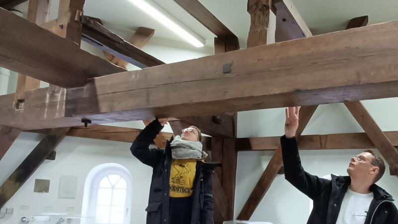 Lisa Rolle und Timo Marx begutachten das Gebälk im vierten Stock.