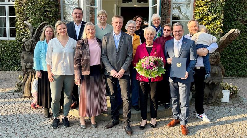 Lisa Sitz freut sich gemeinsam mit Landrat Kai Seefried und Holger Falcke, Bürgermeister der Samtgemeinde Oldendorf-Himmelpforten, sowie mit ihrer Familie und Unterstützerinnen über die Ehrung.