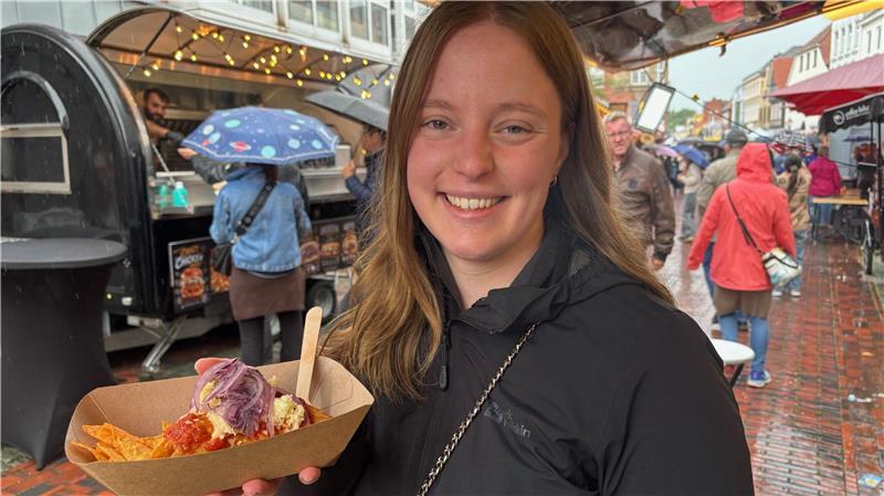 Lisa Zanger probiert am Sonnabendnachmittag eine Samosa. Ihre frittierte Teigtasche nach persischer Art enthält Rinderhackfleisch und Pilze.