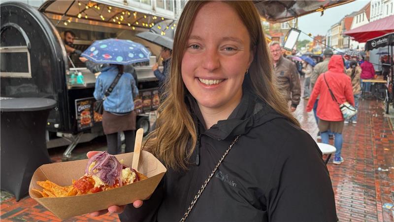 Lisa Zanger probiert am Sonnabendnachmittag eine Samosa. Ihre frittierte Teigtasche nach persischer Art enthält Rinderhackfleisch und Pilze.