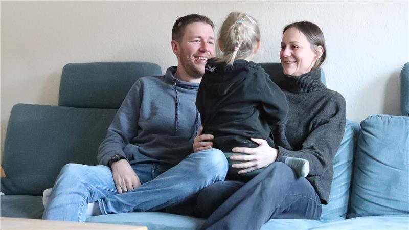 Lisa und Ole Prior hatten zunächst eine Ahnung. Im November 2024 diagnostizierten Ärzte bei ihrer Tochter Mona dann das RETT-Syndrom.