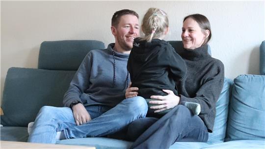 Lisa und Ole Prior hatten zunächst eine Ahnung. Im November 2024 diagnostizierten Ärzte bei ihrer Tochter Mona dann das RETT-Syndrom.