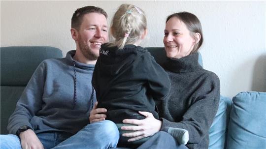 Lisa und Ole Prior hatten zunächst eine Ahnung. Im November 2024 diagnostizierten Ärzte bei ihrer Tochter Mona dann das RETT-Syndrom.