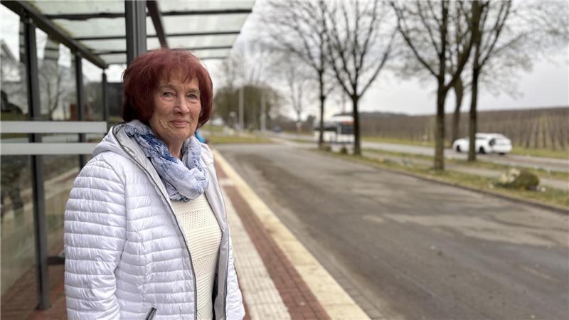 Liselotte Mahlstedt wartet ein bis zwei Mal in der Woche in Hedendorf auf den Bus nach Buxtehude. Sie ist auf den öffentlichen Nahverkehr angewiesen, um zum Arzt oder zum Einkaufen zu kommen.