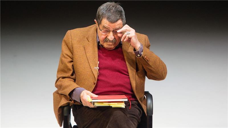 Ripp-Chic für „Drinnies“? Warum es ein Cord-Comeback gibt Literaturnobelpreisträger in Cordhose: Der Schriftsteller Günter Grass (1927-2015) liest aus seinen Gedichten vor. (Archivbild von 2013)