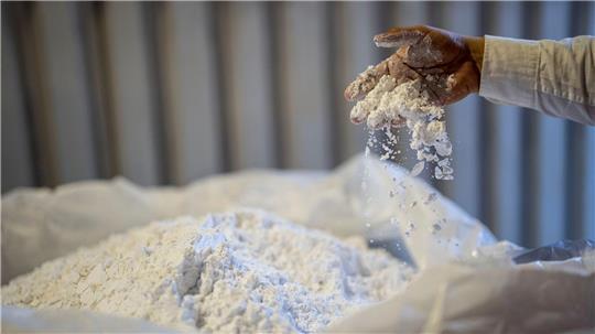 Lithium in einer chilenischen Verarbeitungsanlage. Dieser und viele andere Rohstoffe haben sich im ersten Quartal stark verteuert. (Symbolbild)  