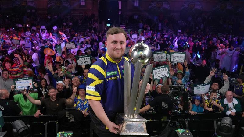 Littler präsentiert zum zweiten Mal die WM-Trophäe.