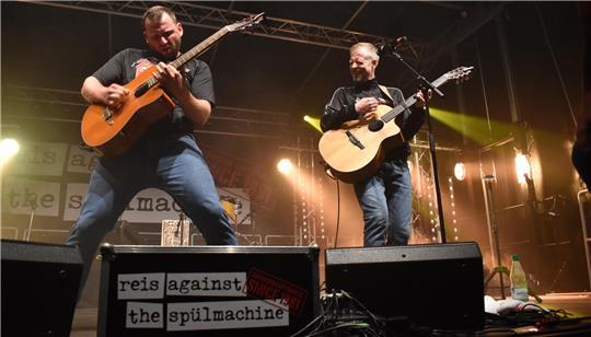 Es ist da! So klingt das erste Album von Reis Against the Spülmachine Live können Onkel Hanke und Don Filippo - aber können sie auch Studioalbum?