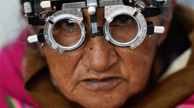 Livedina China unterzieht sich einer Augenuntersuchung während einer städtischen Kampagne zur Verteilung kostenloser Brillen an Senioren in Bolivien.