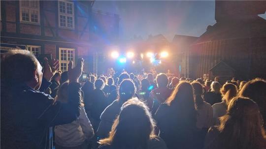 Livemusik sorgt am Fischmarkt bis spät in die Nacht für Stimmung.