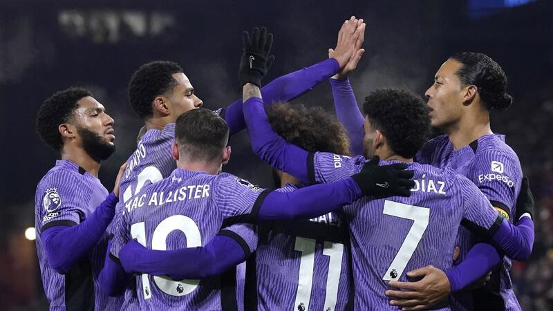 Liverpool holt Pflichtsieg in Sheffield - City patzt erneut Liverpool bleibt durch den Sieg bei Sheffield United an Arsenal dran.