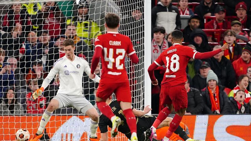 Liverpools Cody Gakpo (r) traf gegen Sparta Prag schon nach 14 Minuten zum zwischenzeitlichen 4:0.
