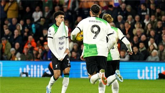 Liverpools Luis Díaz (l) zeigte nach seinem Tor ein T-Shirt mit der Aufschrift „Freiheit für Papa“.