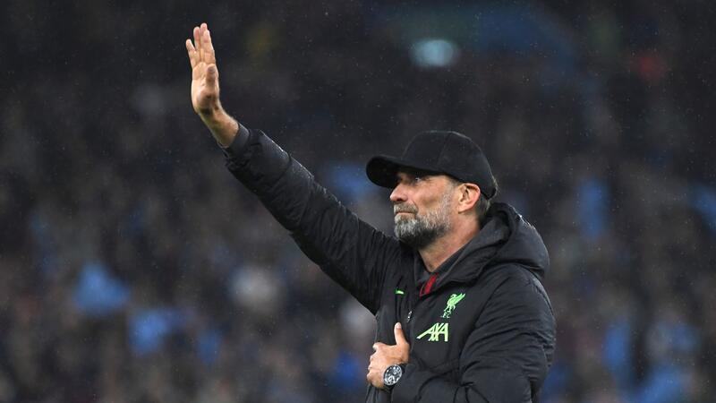 Liverpools Trainer Jürgen Klopp verabschiedet sich von den Fans.