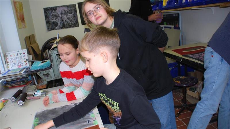 Kreatives Haus: Warum die Harsefelder Kunstschule besonders ist Liya Jolien (links) und Alicia helfen jüngeren Schülern beim kreativen Schaffen.