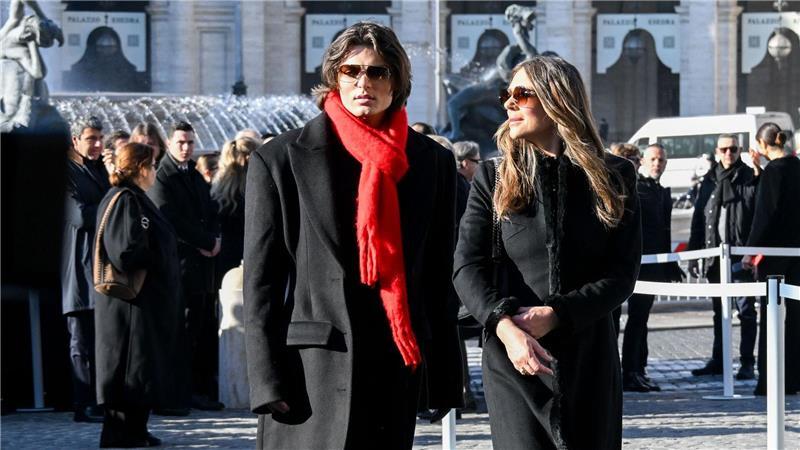 Liz Hurley und ihr Sohn Damian bei der Trauerfeier für den verstorbenen Modeschöpfer Valentino.