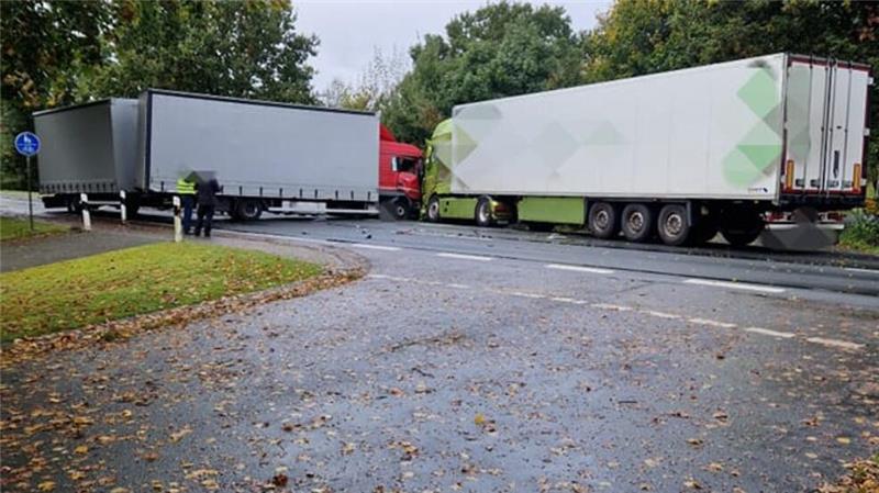 Lkw-Unfall: Vollsperrung an B71 – Schwierige Bergung Lkw B74