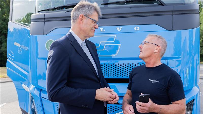 Kein freier Lkw-Stellplatz - Abhilfe an Autobahn-Anlagen Lkw-Fahrerinnen und Lkw-Fahrer sollen laut Minister Schnieder (links) profitieren.