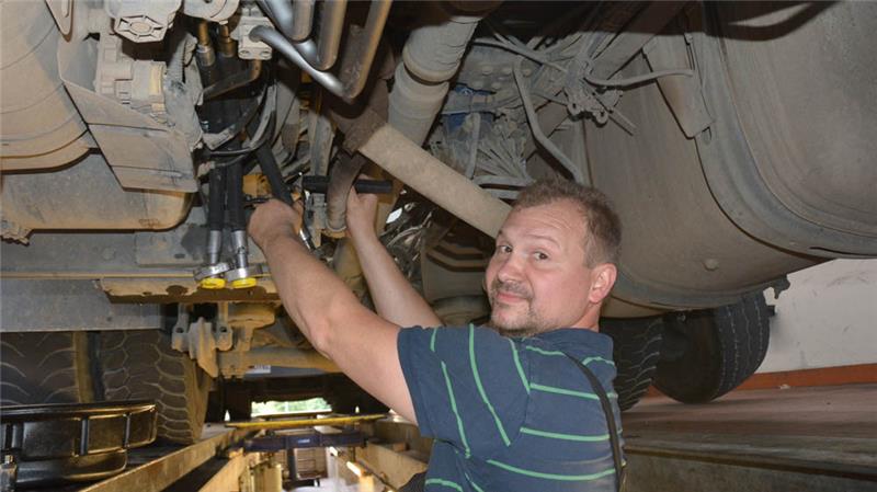 „Lkw-Monteure sind ein anderer Schlag Menschen“ – Meister Edgar Roth an einem Hydraulikschlauch in der LKW-Werkstatt bei Mercedes Tesmer. Fotos: Stephan