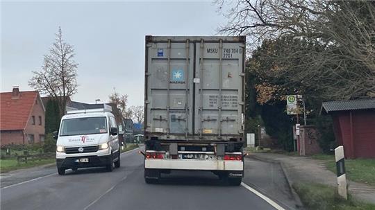 Lkw auf der L140 in Hollern.