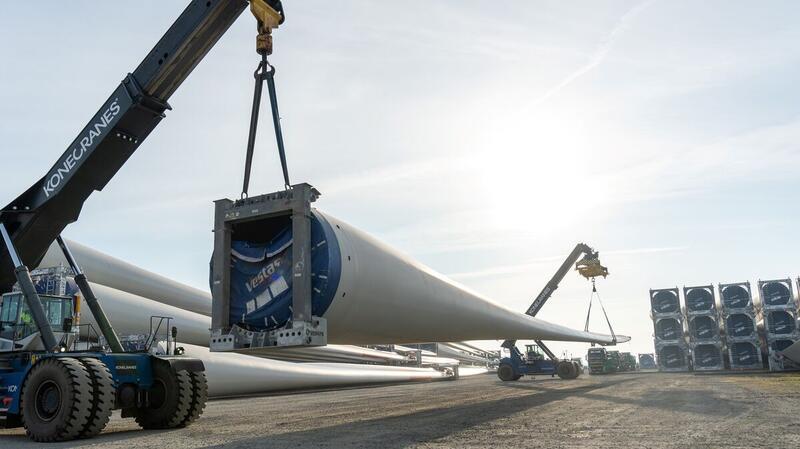 Lkw im Cuxhavener Hafen warten auf die Transportfreigabe.