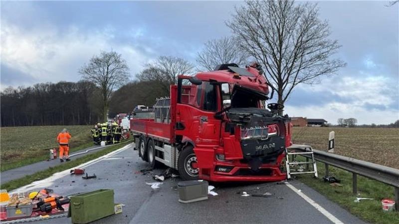 Lkws kollidierten bei Beverstedt: Ein Schwerverletzter und ein Verletzter sind die Folge.