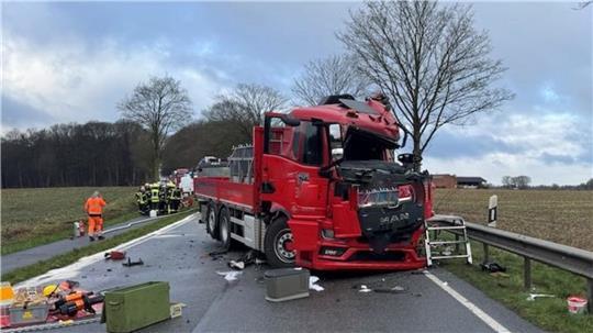 Lkws kollidierten bei Beverstedt: Ein Schwerverletzter und ein Verletzter sind die Folge.
