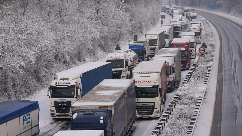 Lange Staus auf Autobahnen wegen Schnee und Glatteis Lkw stauen sich auf der Autobahn A61 vor der Moseltalbrücke.