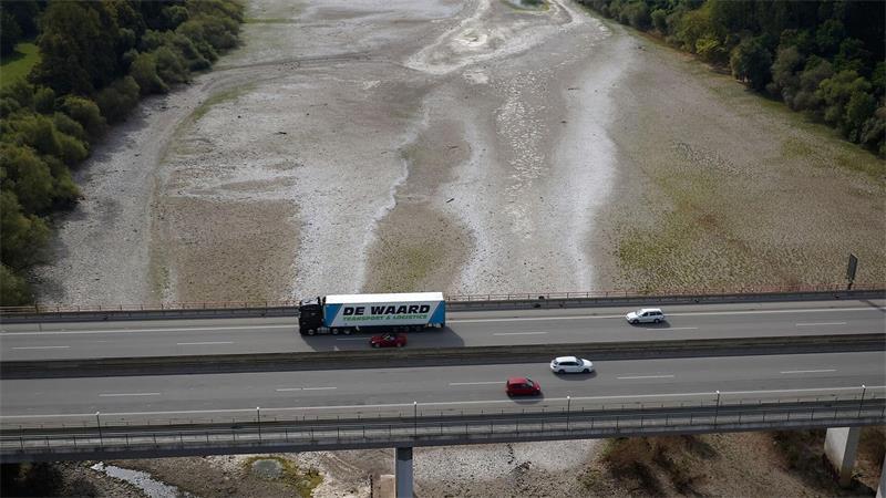 Lkw überquert Rheinbrücke bei Bendorf - Lkw-Fahrverbot an Sonn- und Feiertage wegen Niedrigwasser in einigen Bundesländern ausgesetzt