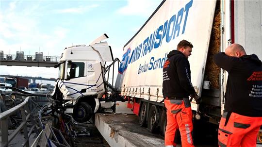 Lkw verunglückt auf der Autobahn 7 bei Waltershof.