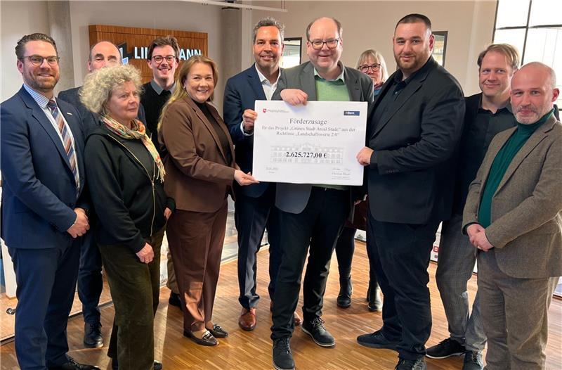 Lob von allen Seiten: Großer Bahnhof zur Scheckübergabe, als Umweltminister Christian Meyer Lindemann-Chef Freidrich Witt in Stade den Scheck mit der hohen Fördersumme überreicht.