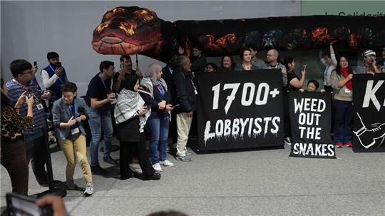Lobbyisten als böse Schlange: Aktion von Klimaaktivisten auf der COP29.