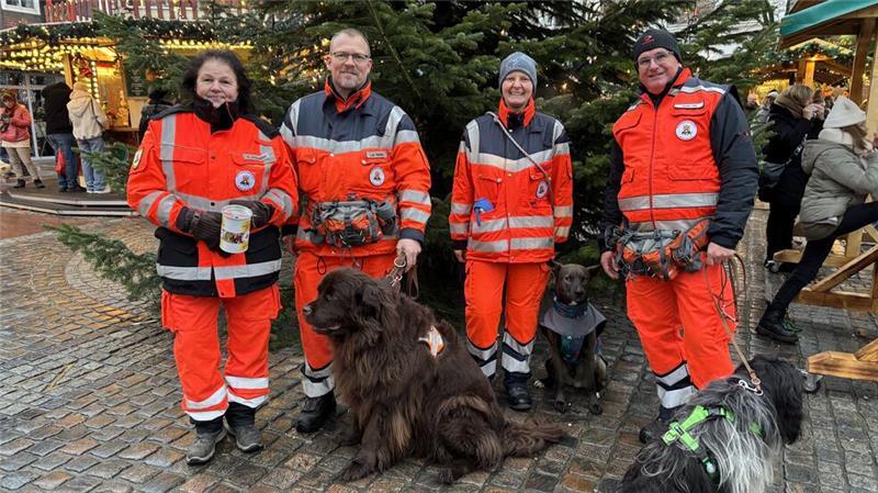 Lobten die Spendenbereitschaft der Weihnachtsmarktbesucher (von links): Alexandra Robrahn, Leo Veenstra, Martina Springfeld und Detlev Ott von der Rettungshundestaffel Niederelbe e.V..