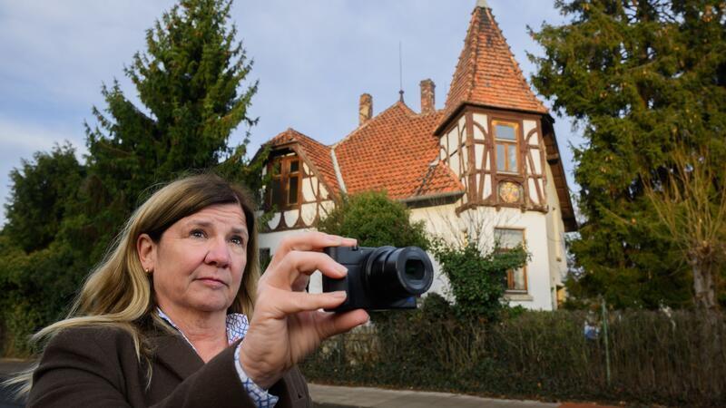 „Location Scout“ Andrea Giesel steht vor einer Villa in Hannover, die sie für mögliche Dreharbeiten besichtigt hat.