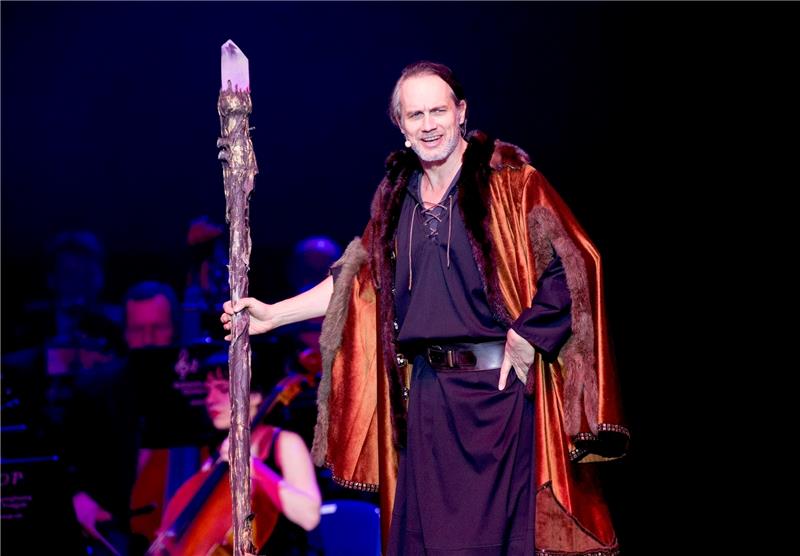 Locker-flockig mit schnodderigen Sprüchen: Als Zauberer Merlin führte der Schauspieler Ralf Bauer durch die Show Excalibur . Foto Schiffler