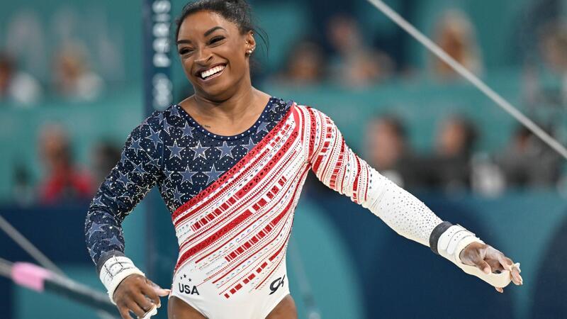 Team-Gold: Turnstar Biles begeistert bei fünftem Olympiasieg Locker und gelöst bestreitet Simone Biles den Wettkampf.