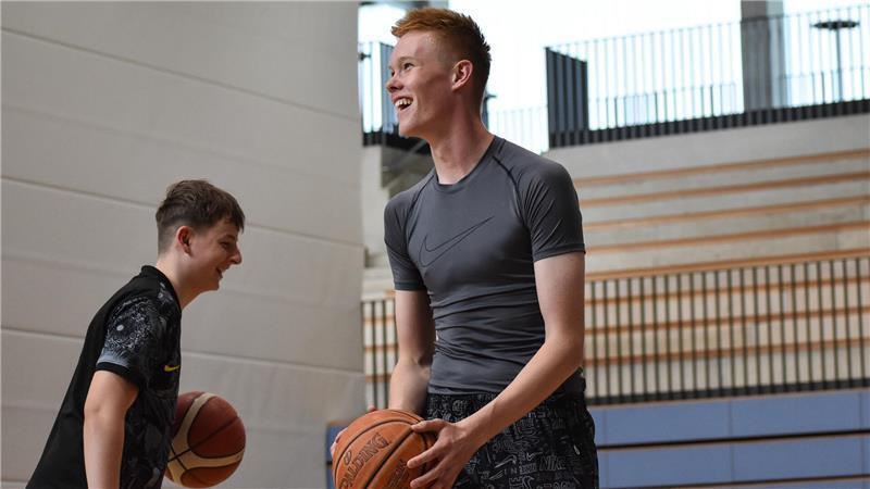 Basketball ist sein Leben: Talent vom VfL Stade will hoch hinaus Joris Rohde hält einen Basketball in den Händen und lacht mit seinem Teamkollegen.