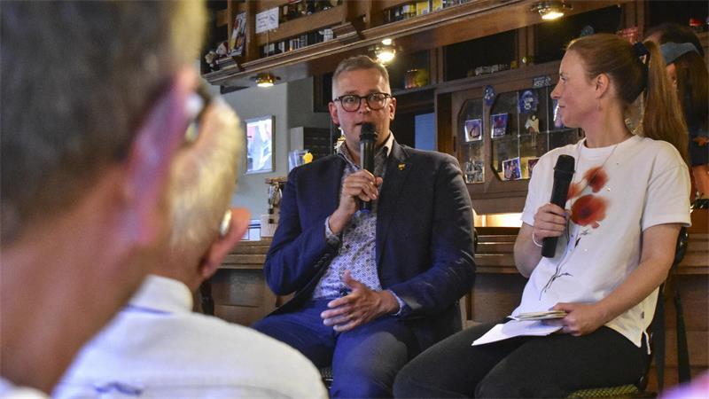 Am Kneipentresen: Bürger entlocken Willenbockel in Horneburg halbes Geständnis Lockere Atmosphäre: Während Knut Willenbockel und Lena Stehr auf einem Barhocker am Tresen über Kommunalpolitik reden, lauschen die Gäste von den Tischen aus. Im zweiten Teil kommen Publikumsfragen.