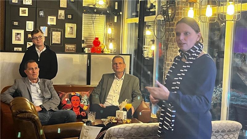 Lockere Atmosphäre und direkter Austausch: Melanie Leonhard beantwortet Fragen der Gäste im Deluxxe.