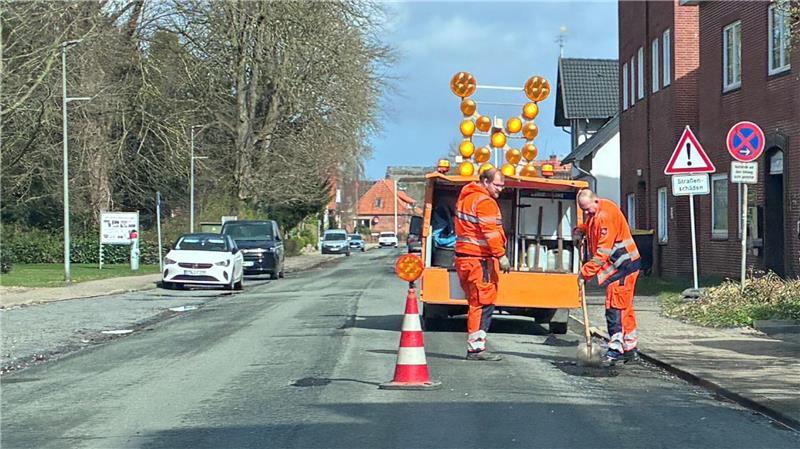 Löcher stopfen: Auf der L140 in Steinkirchen wird mit Kaltasphalt gearbeitet.
