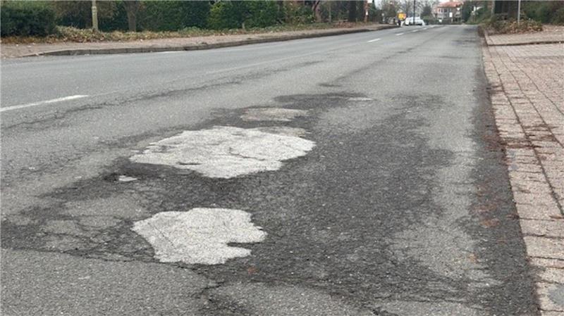 Schlaglochpiste in Hedendorf wird repariert: Was ist geplant? Löcher und Risse in der Fahrbahn der K26 in Hedendorf in Höhe der Bäckerei Dietz.