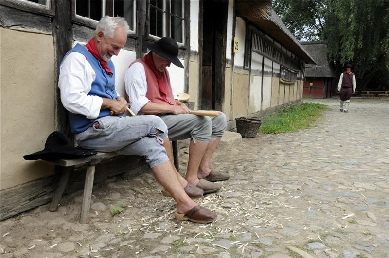 Leben wie Knechte: Kiekeberg-Museum sucht Darsteller Löffel schnitzen vor dem Bauernhaus – eine Arbeit der Knechte in der Gelebten Geschichte. Foto: Michaelis