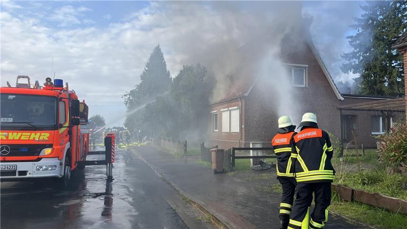 Löschangriff von allen Seiten.