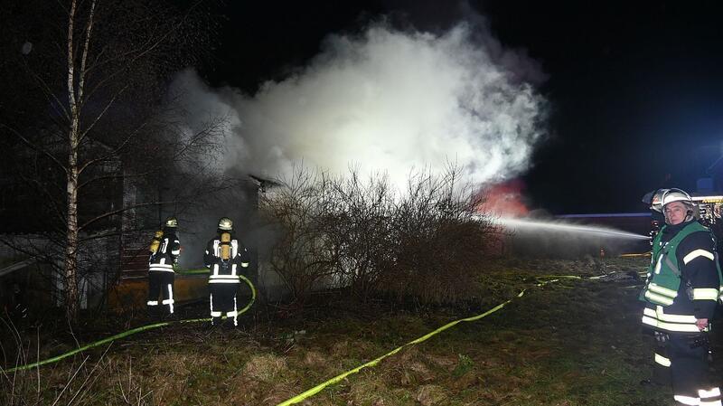 Dichter Rauch über Himmelpforten: Feuer zerstört Wohnhaus Bis in die Morgenstunden waren die Feuerwehrleute im Einsatz.