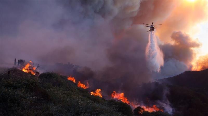 Inferno in Los Angeles – Schwere Brände an der US-Westküste Löscharbeiten aus der Luft sind wegen schwerer Winde kaum möglich. (Foto aktuell)