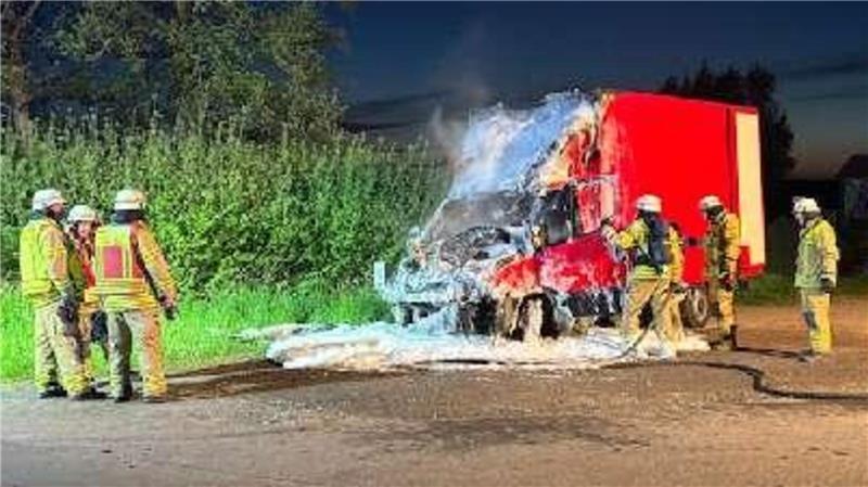 Transporter in Bützfleth ausgebrannt Löscharbeiten in Bützfleth: Der Transporter erlitt einen Totalschaden.