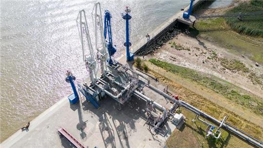Löscharme und eine Pipeline sind an einem Terminal zum Entladen von Öl und Gas im Elbehafen zu sehen.