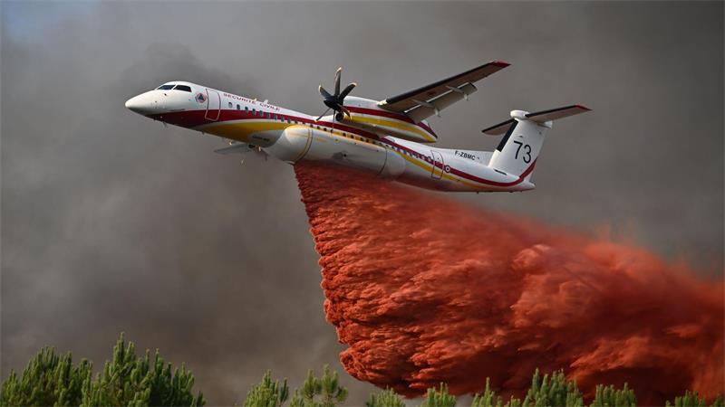 Neue Waldbrände brechen in mehreren Regionen Frankreichs aus Löschflugzeuge kommen zum Einsatz.