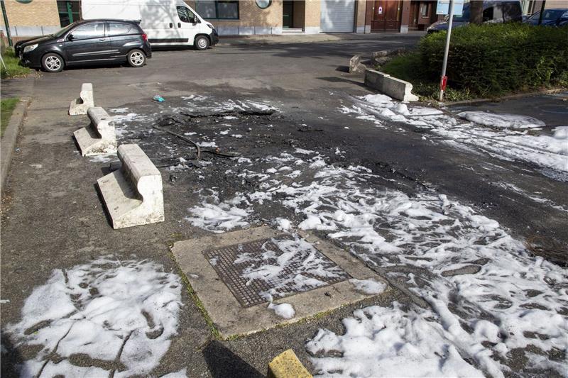 Löschschaum am Tatort, einem Parkplatz:Mit 17 Schüssen ist ein Mann in der Brüsseler Gemeinde Anderlecht getötet worden.